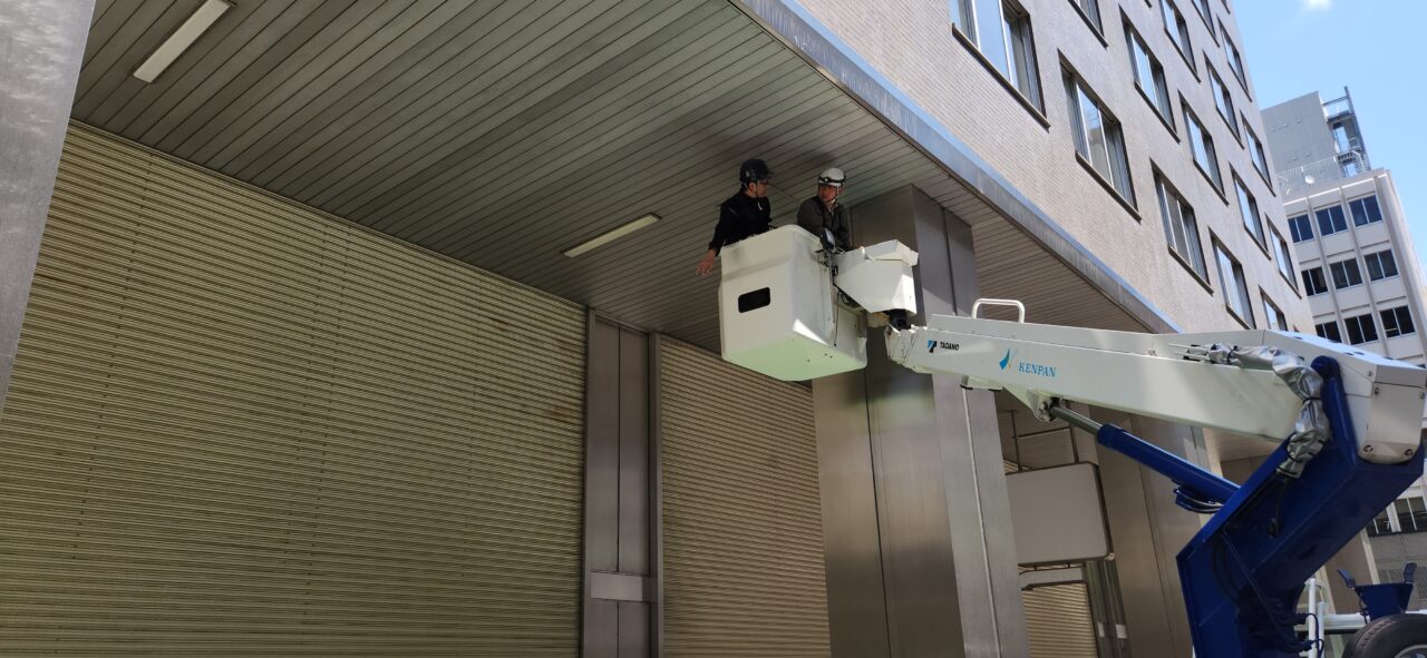 アスベスト調査、高所作業車